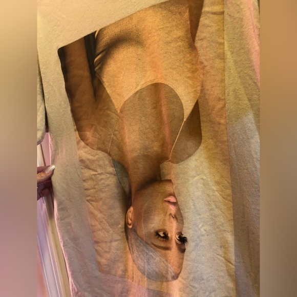 Ariana Grande Sweetener Concert Shirt Size M - Picture 4 of 5